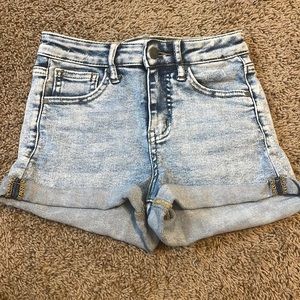 Very stretchy washed denim shorts / Size 23 High Rise Cuff